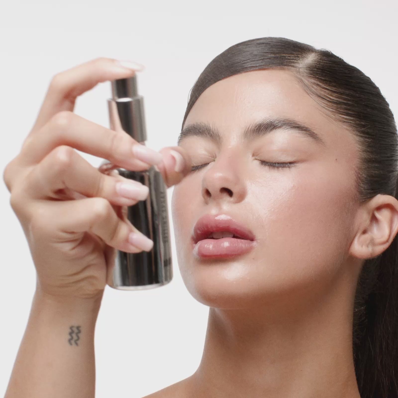 סרטון ספריי פנים SETTING SPRAY עדה לזורגן
